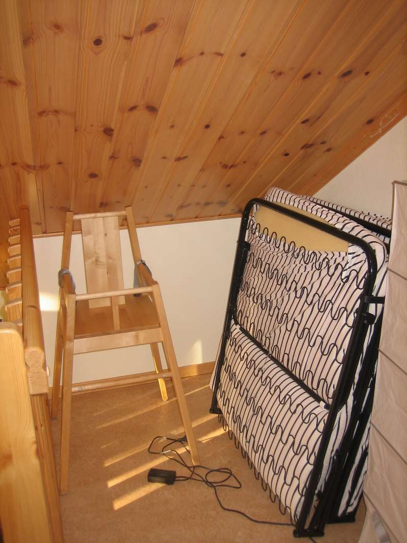Extrasäng och barnstol på övervåningen